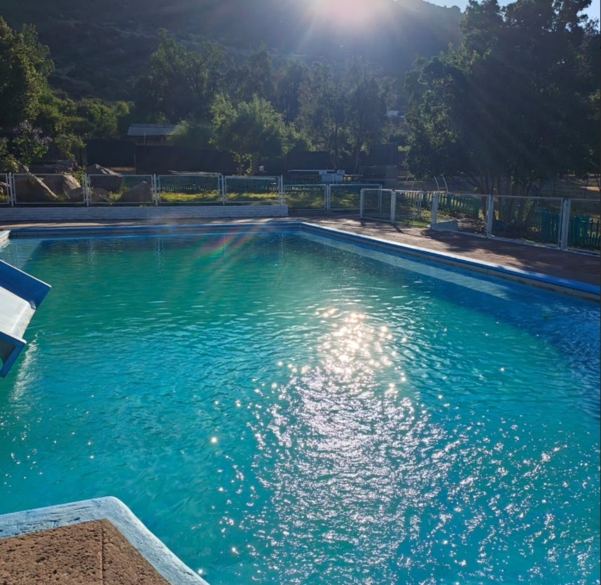 Piscina grande con sol brillante